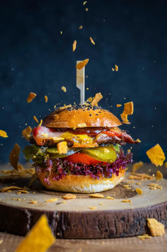 Burger z unoszącymi się składnikami