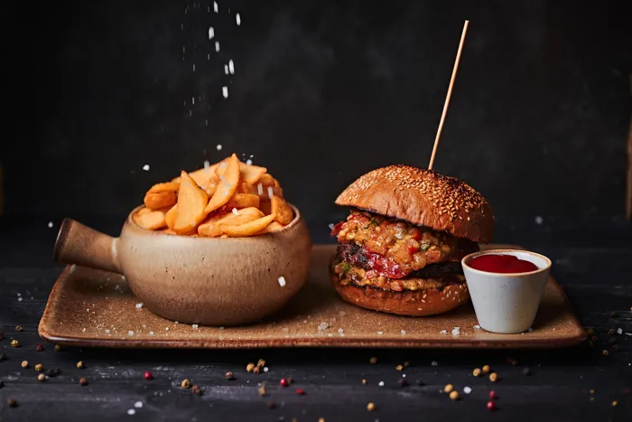 Burger i frytki na ciemnym tle