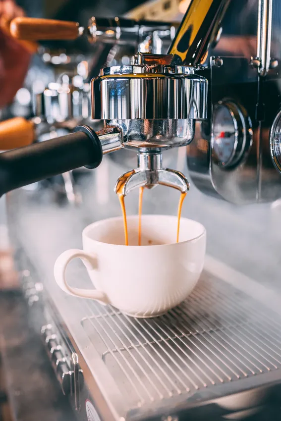 Espresso z ekspresu do filiżanki