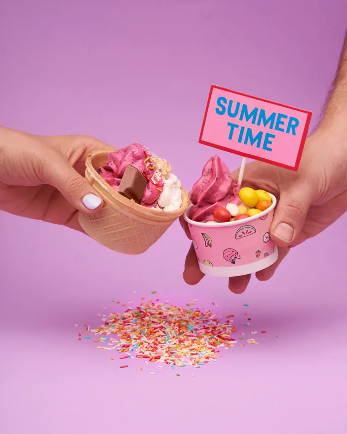 Lody i kolorowy napis reklamowy