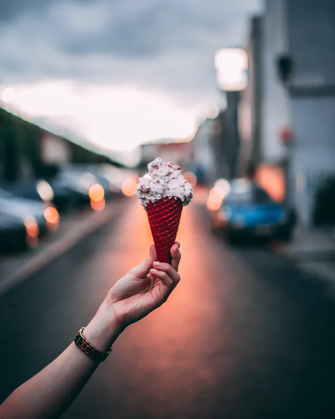 Lody trzymane w dłoni na mieście
