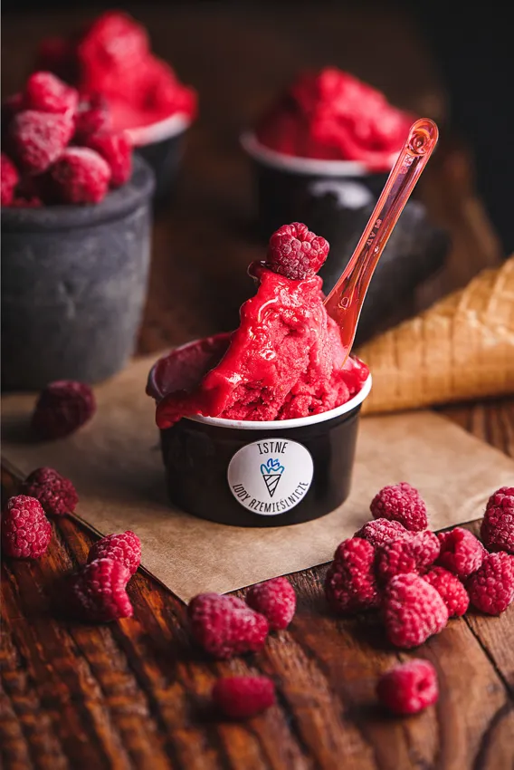Czerwony sorbet z owocami