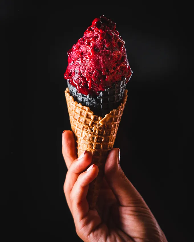 Czerwony sorbet w rożku